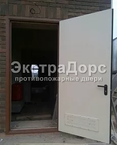 Двери с вентиляционной решеткой для дачи